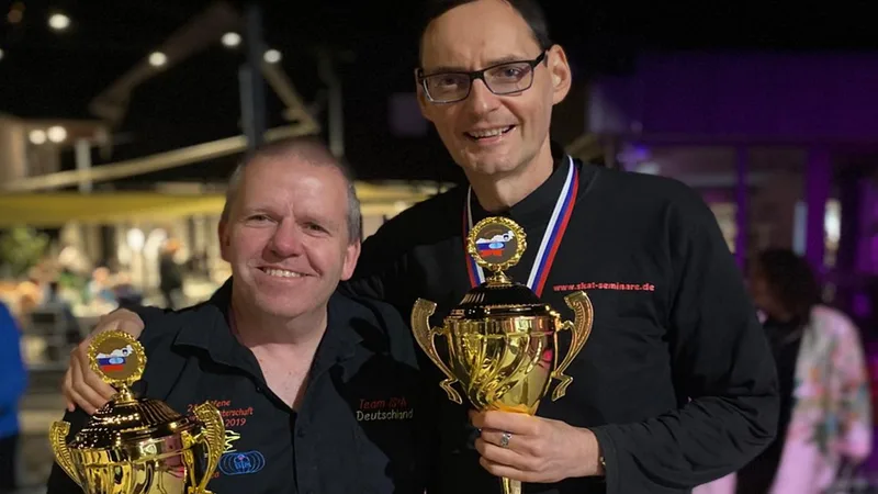 Thomas Kinback und Hartmut Seeber mit Pokalen